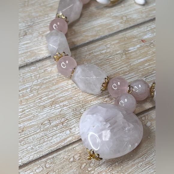 Gorgeous romantic rose quartz stone necklace - Picture 4 of 8
